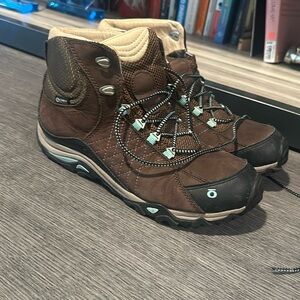 Oboz waterproof hiking boots for woman. Barely used! Size 9.